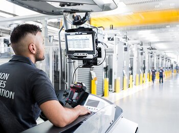 Automatisierte Produktionslinien am POLYTEC Standort Ebensee. 