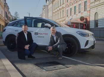 v.l.n.r.: Peter Bernscher, Stellvertretender Vorstandsvorsitzender und CCO der POLYTEC GROUP, und Jürgen Antonitsch, bei Easelink verantwortlich für Automotive Cooperations & Technology, vor Matrix Charging®-Ladepunkt in Graz.