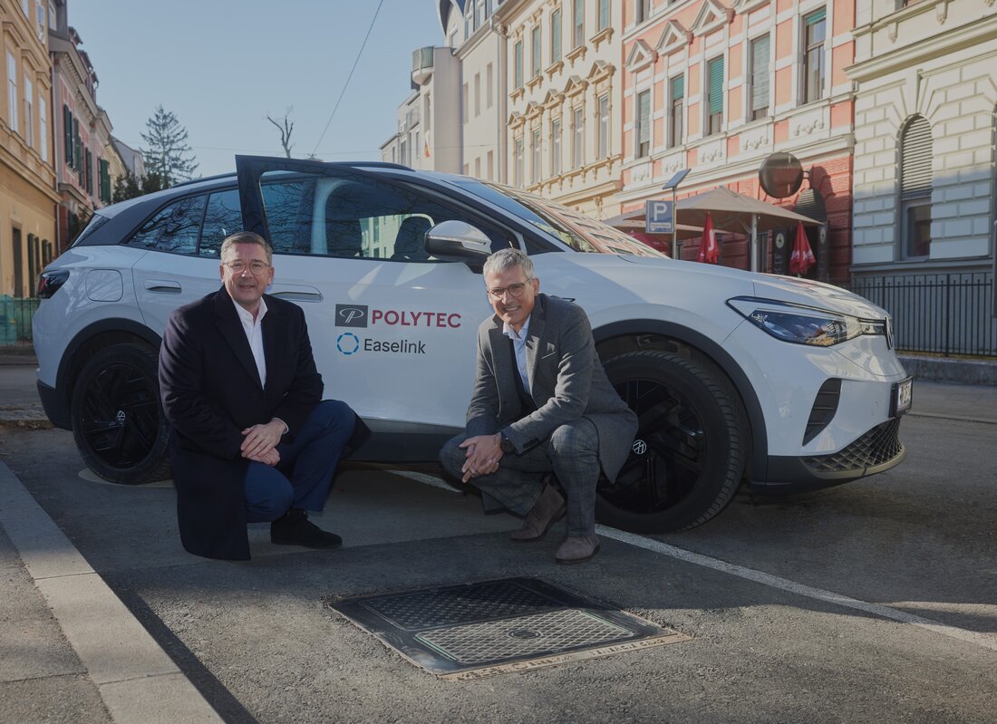 From left to right: Peter Bernscher, Deputy Chairman of the Board of Directors and CCO of the POLYTEC GROUP, and Jürgen Antonitsch, responsible for Automotive Cooperations & Technology at Easelink, in front of the Matrix Charging® charging point in Graz.